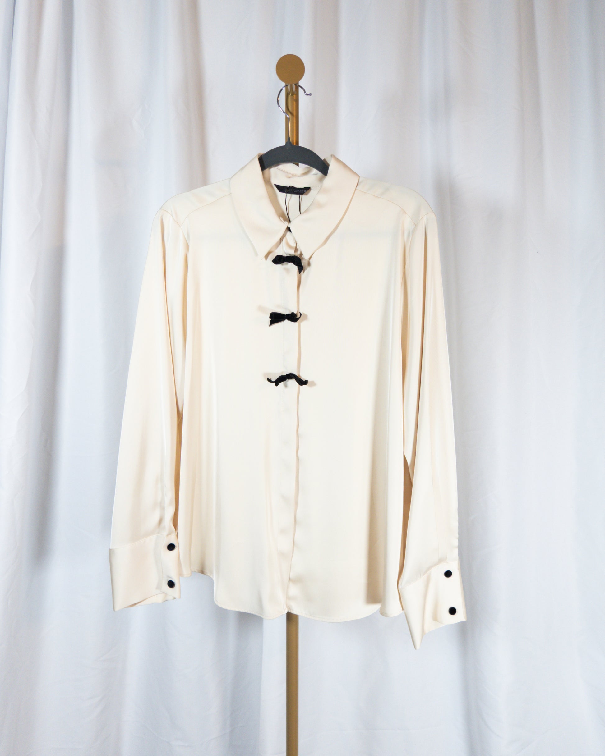 Camisa Satinada con Lazos de Terciopelo – Zara