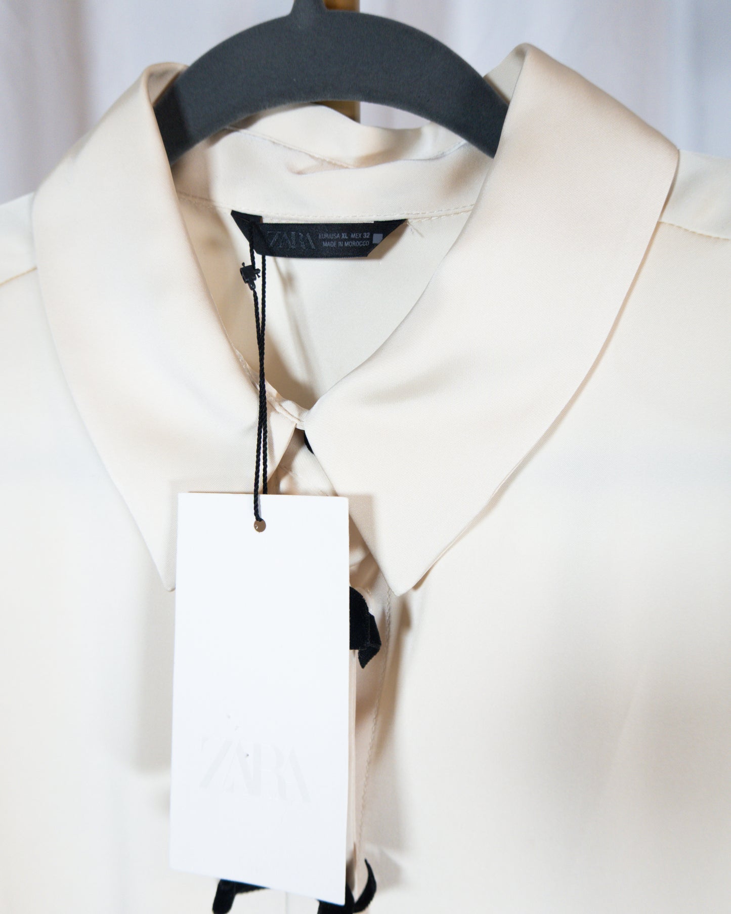 Camisa Satinada con Lazos de Terciopelo – Zara