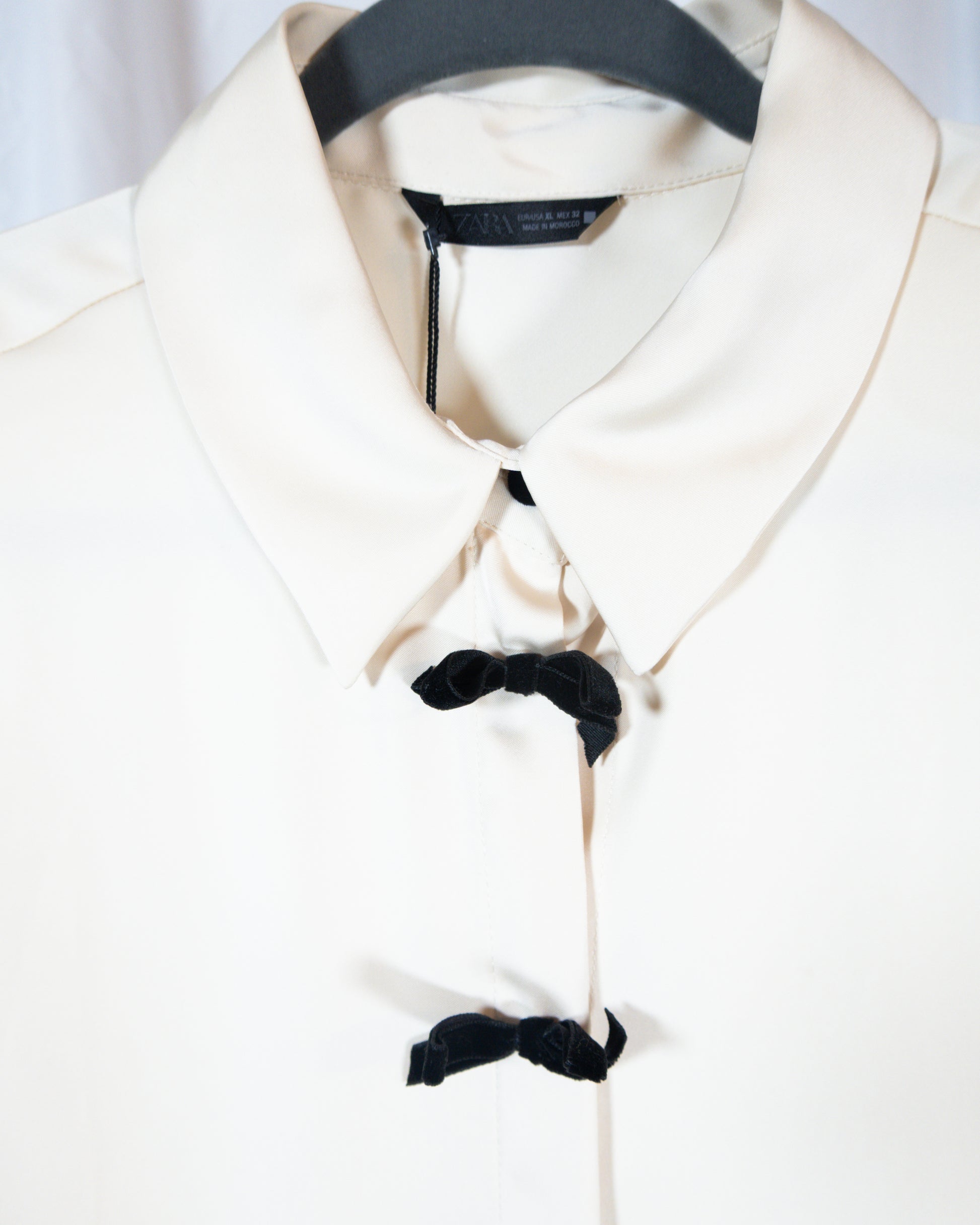 Camisa Satinada con Lazos de Terciopelo – Zara