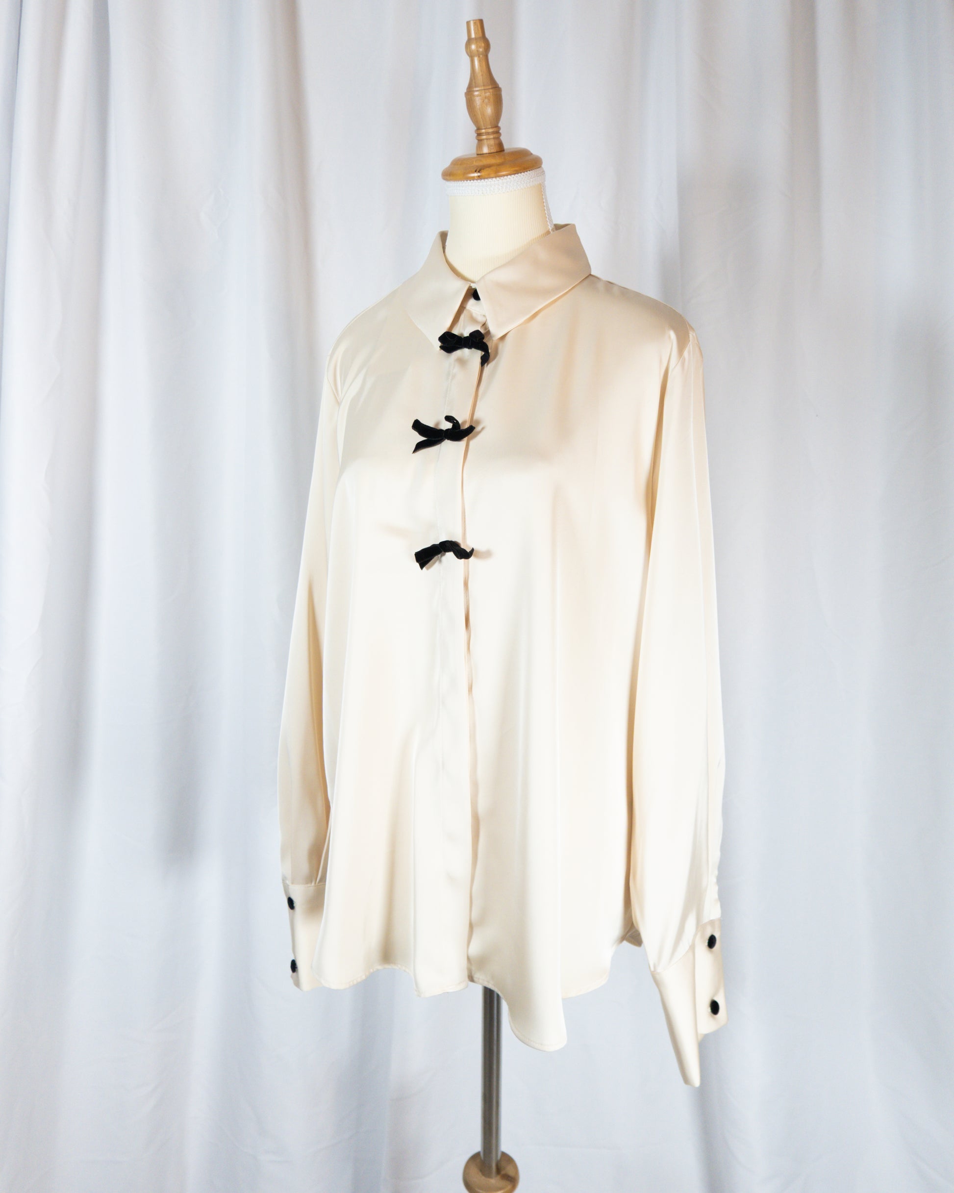 Camisa Satinada con Lazos de Terciopelo – Zara