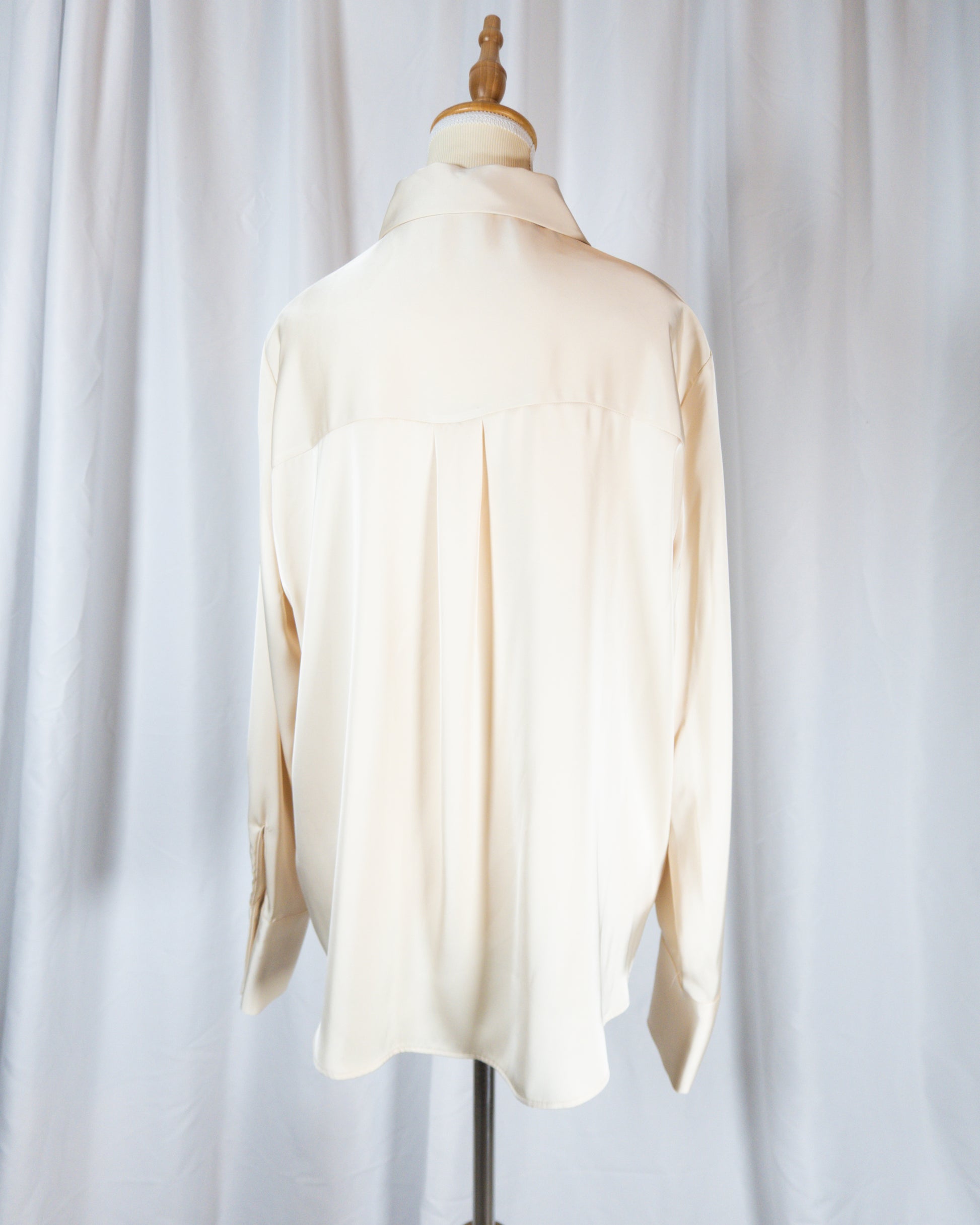 Camisa Satinada con Lazos de Terciopelo – Zara