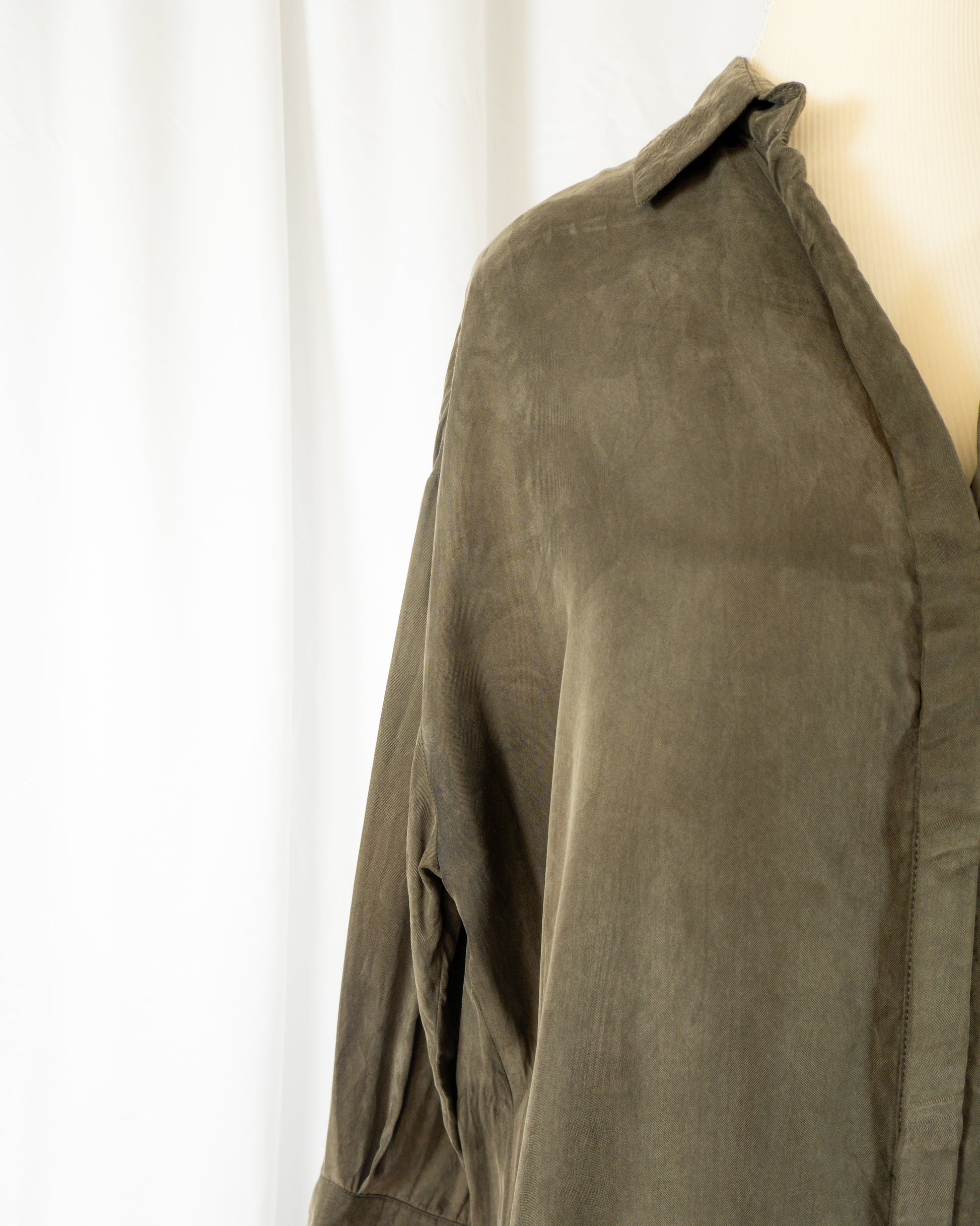Vestido Camisero Satinado Khaki - “Bonjour Mon Amour”