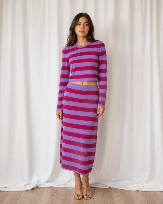 Conjunto de punto crop top y falda midi a rayas fucsia y lavanda de Baum und Pferdgarten en La Reversa