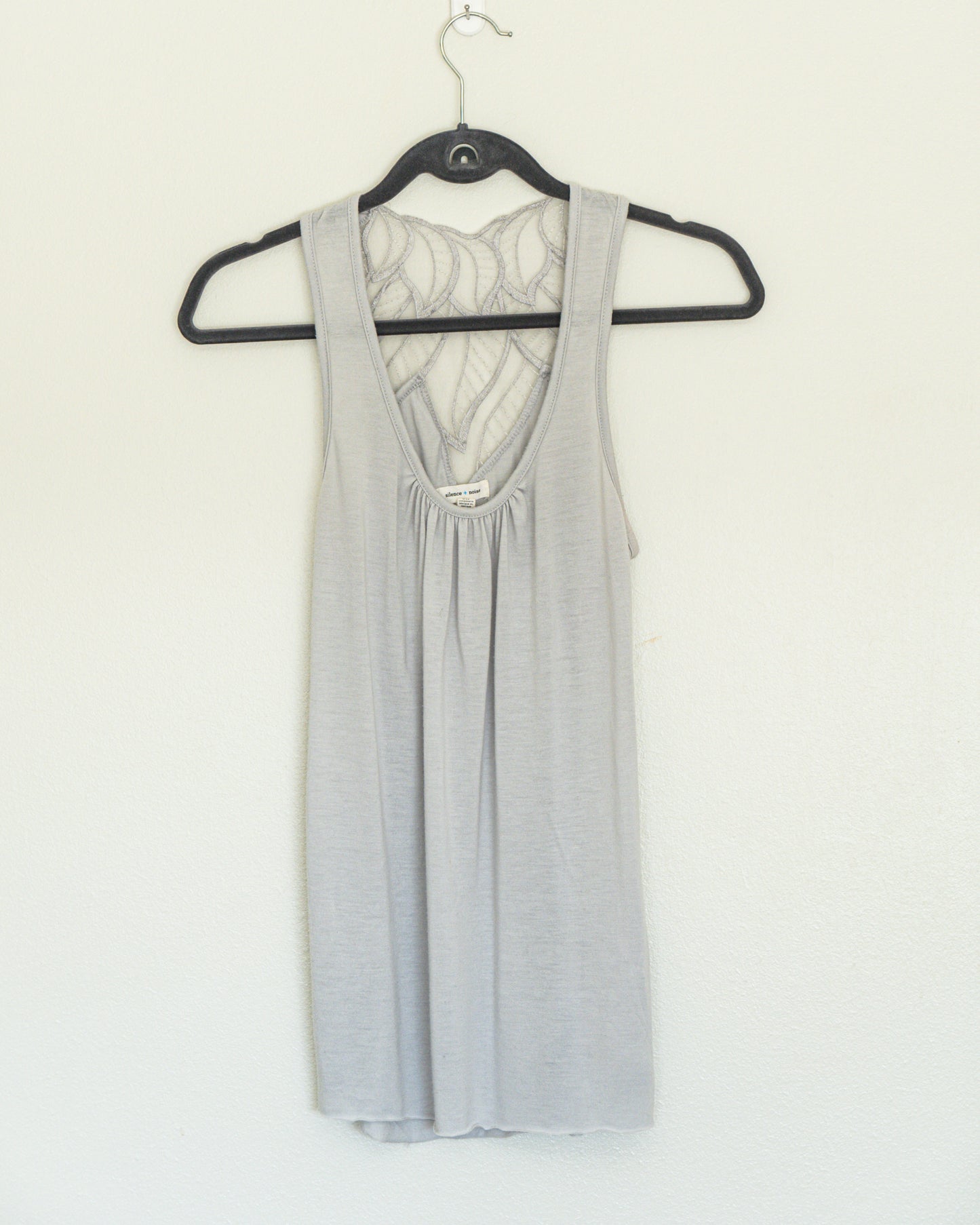 Top Gris con Espalda Calada - Silence + Noise - La Reversa