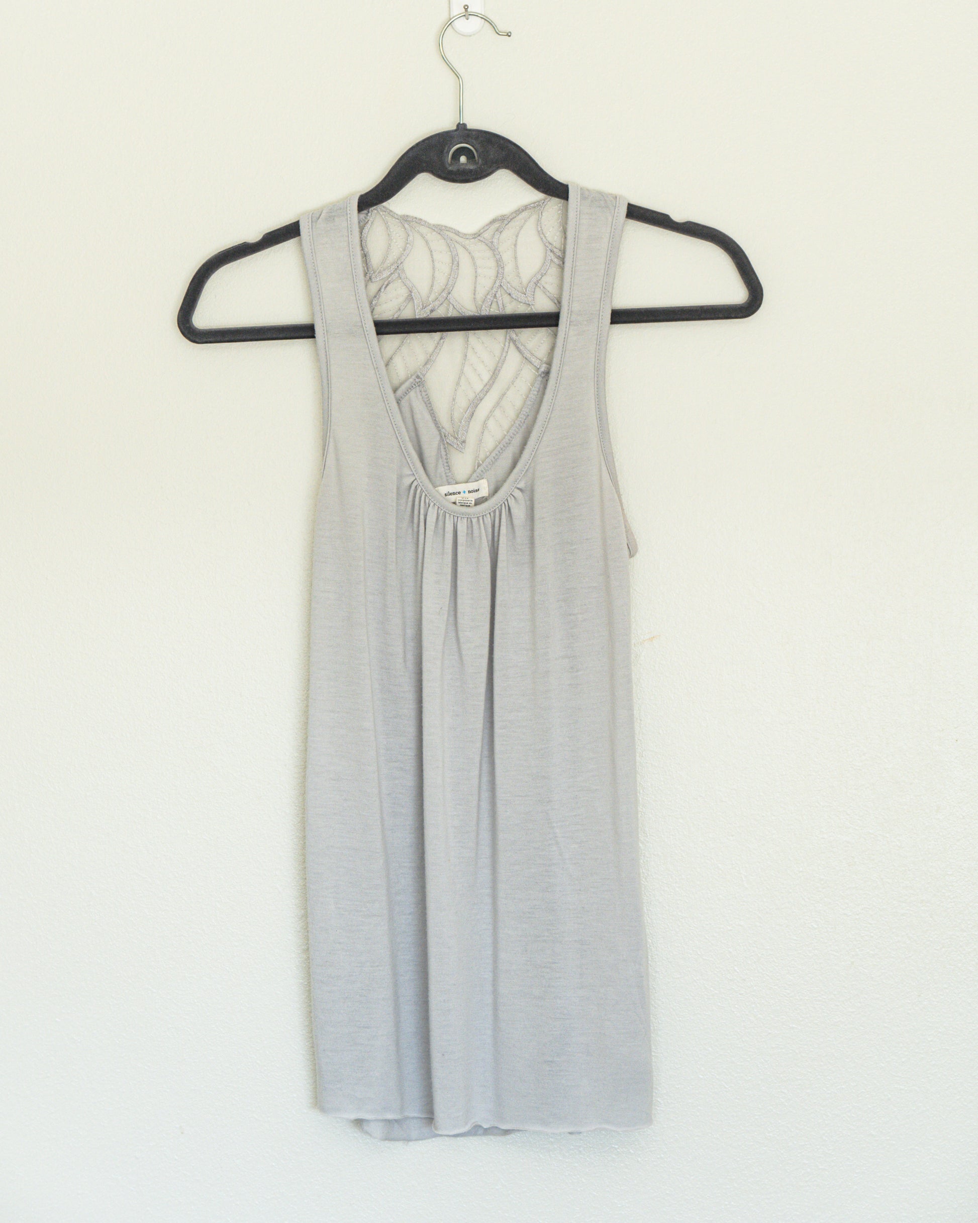 Top Gris con Espalda Calada - Silence + Noise - La Reversa