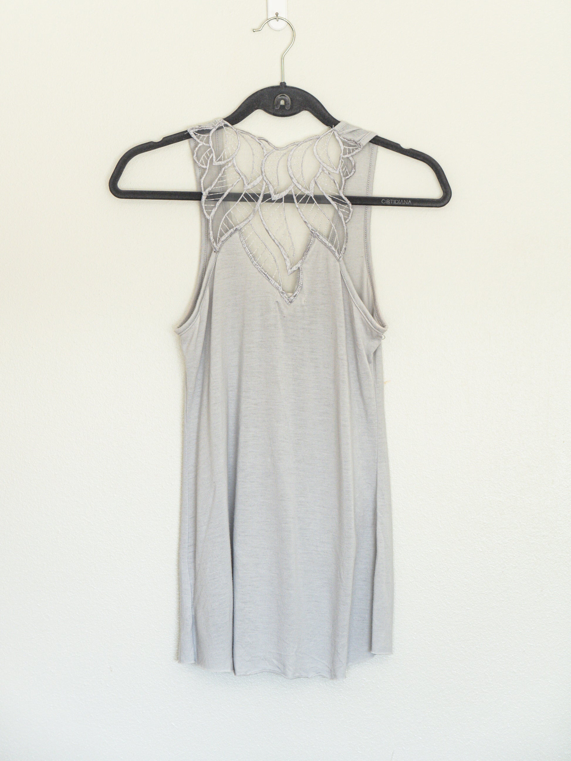 Top Gris con Espalda Calada - Silence + Noise - La Reversa
