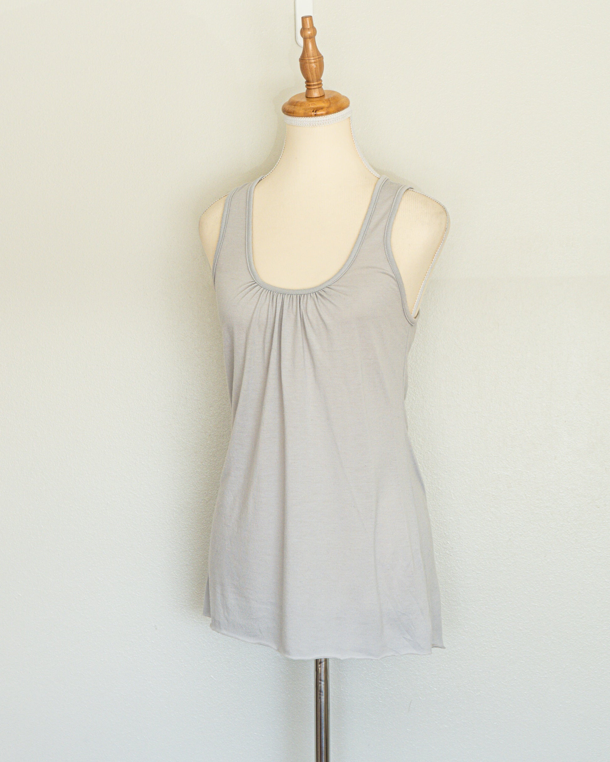 Top Gris con Espalda Calada - Silence + Noise - La Reversa