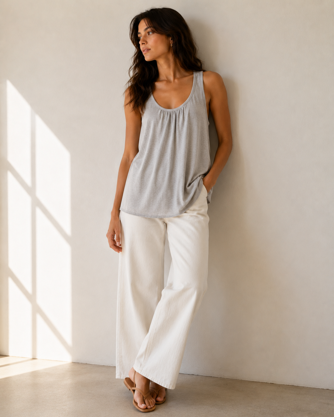 Top Gris con Espalda Calada - Silence + Noise - La Reversa