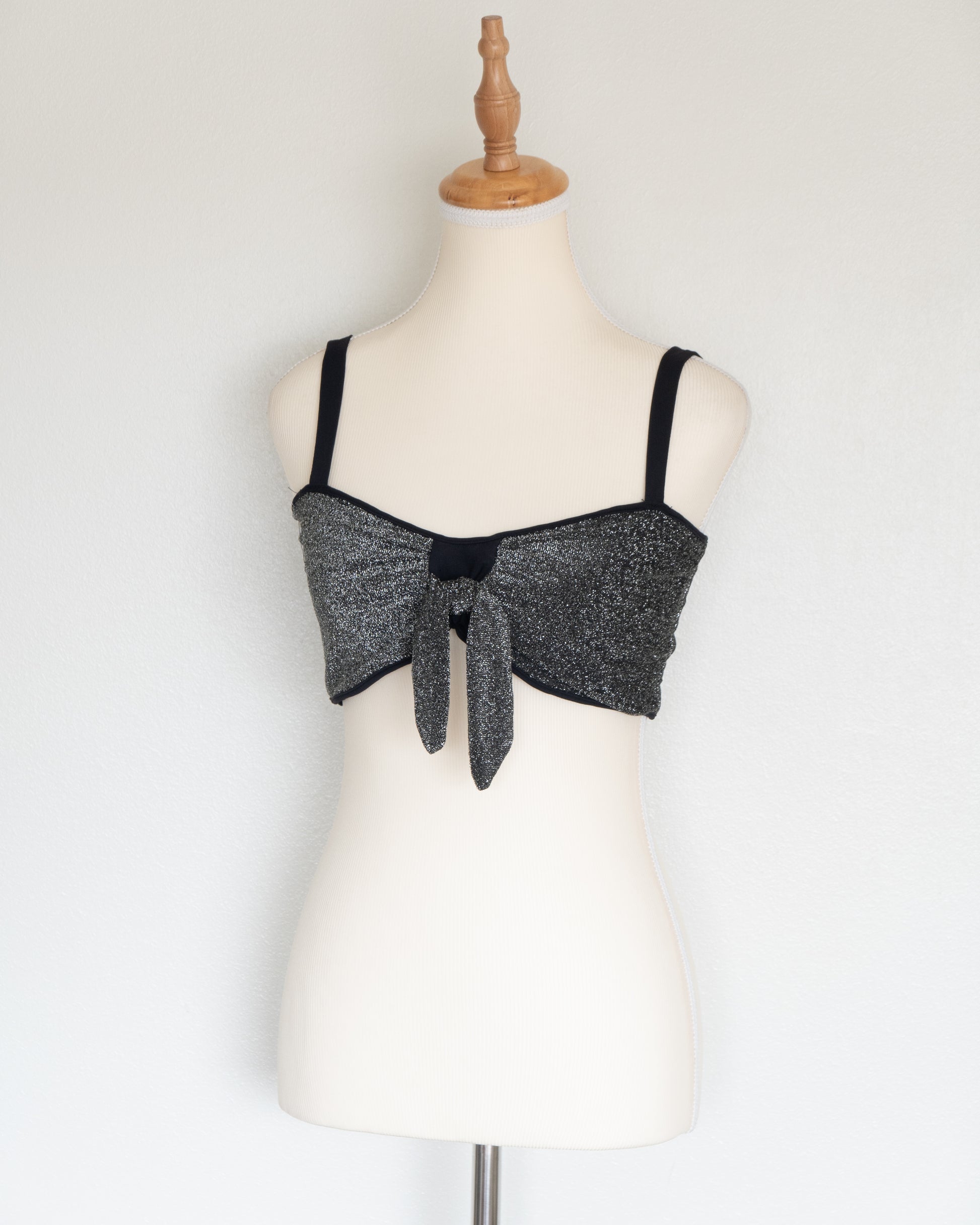 Top Negro Brillo con Nudo Frontal - Karyn Coo - La Reversa