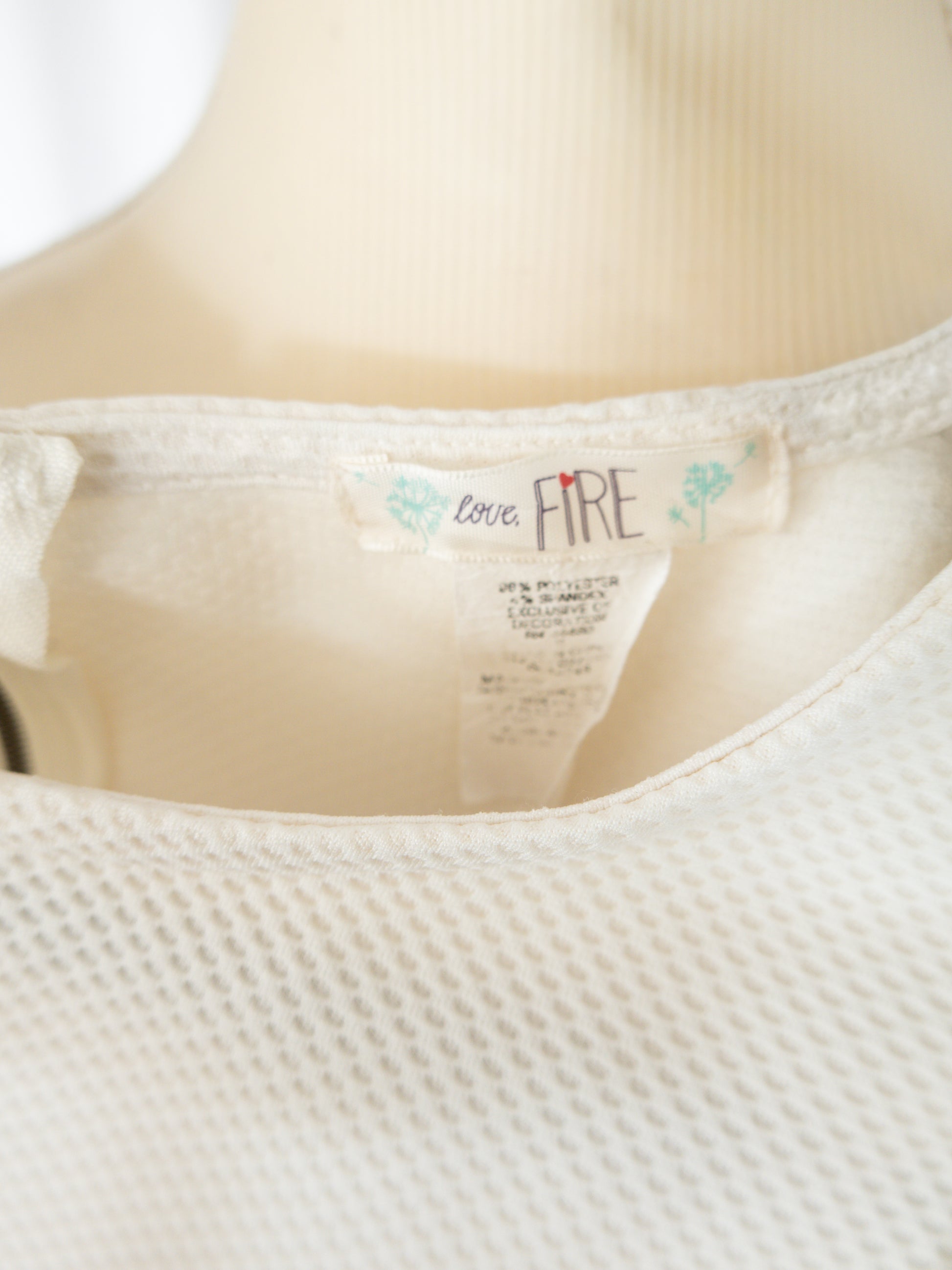 Top Peplum Texturizado Ivory - La Reversa