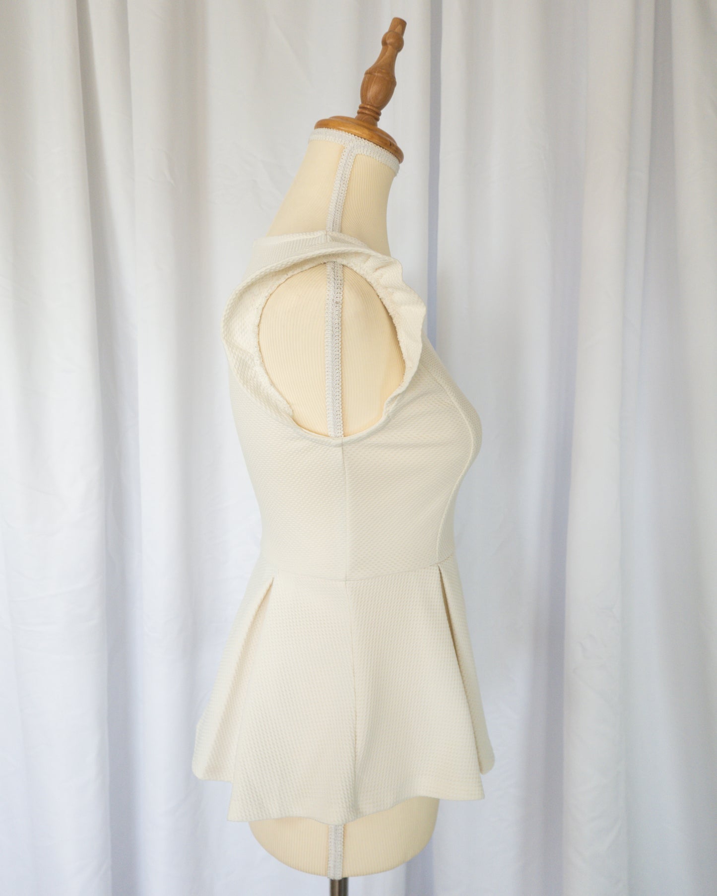 Top Peplum Texturizado Ivory - La Reversa