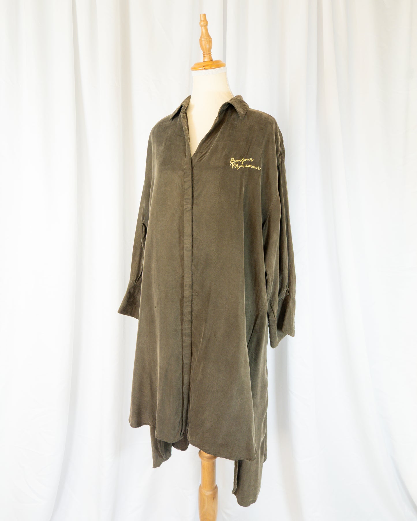 Vestido Camisero Satinado Khaki - “Bonjour Mon Amour” - La Reversa