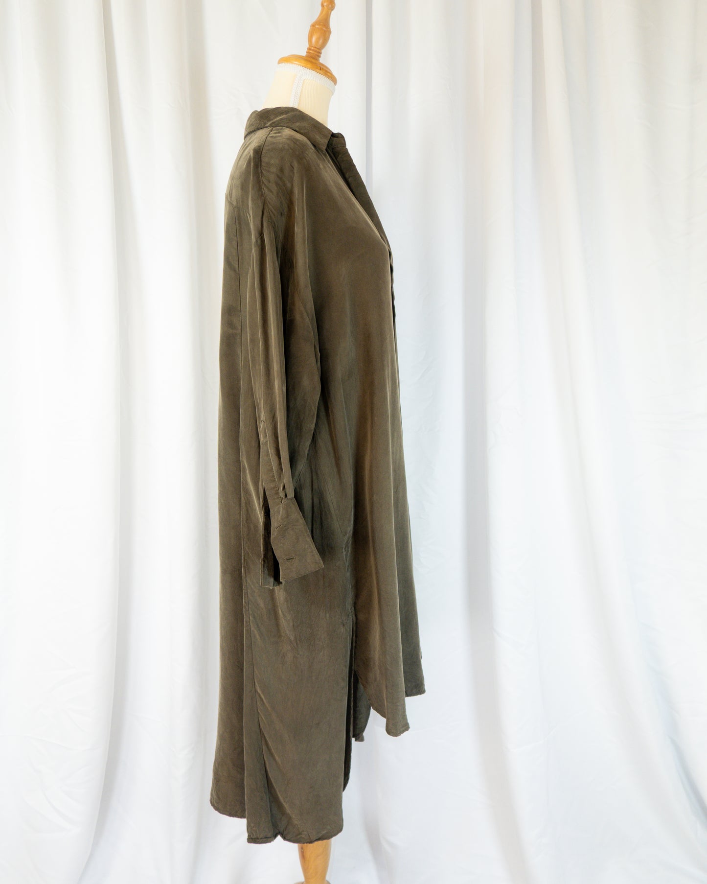Vestido Camisero Satinado Khaki - “Bonjour Mon Amour” - La Reversa