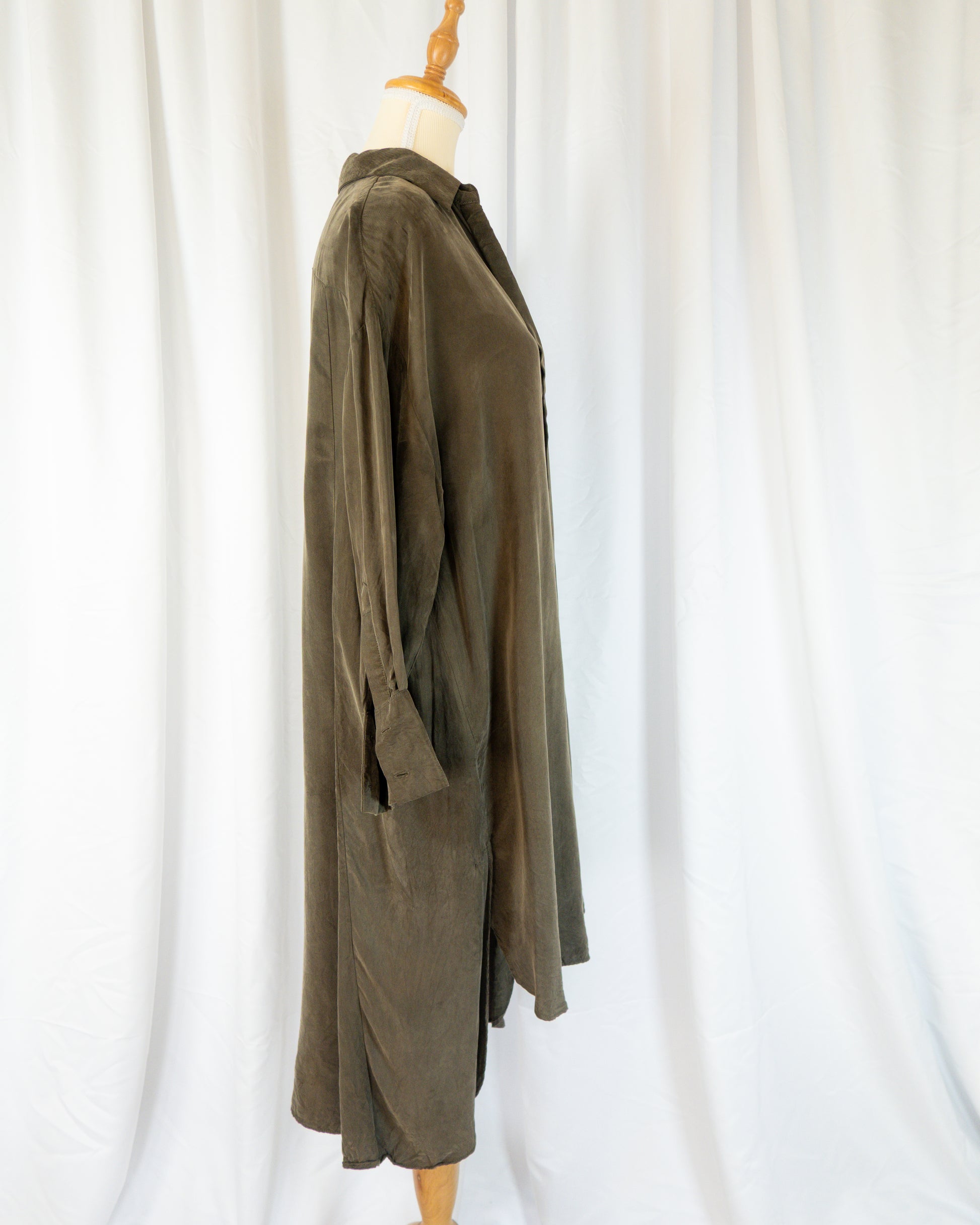 Vestido Camisero Satinado Khaki - “Bonjour Mon Amour” - La Reversa