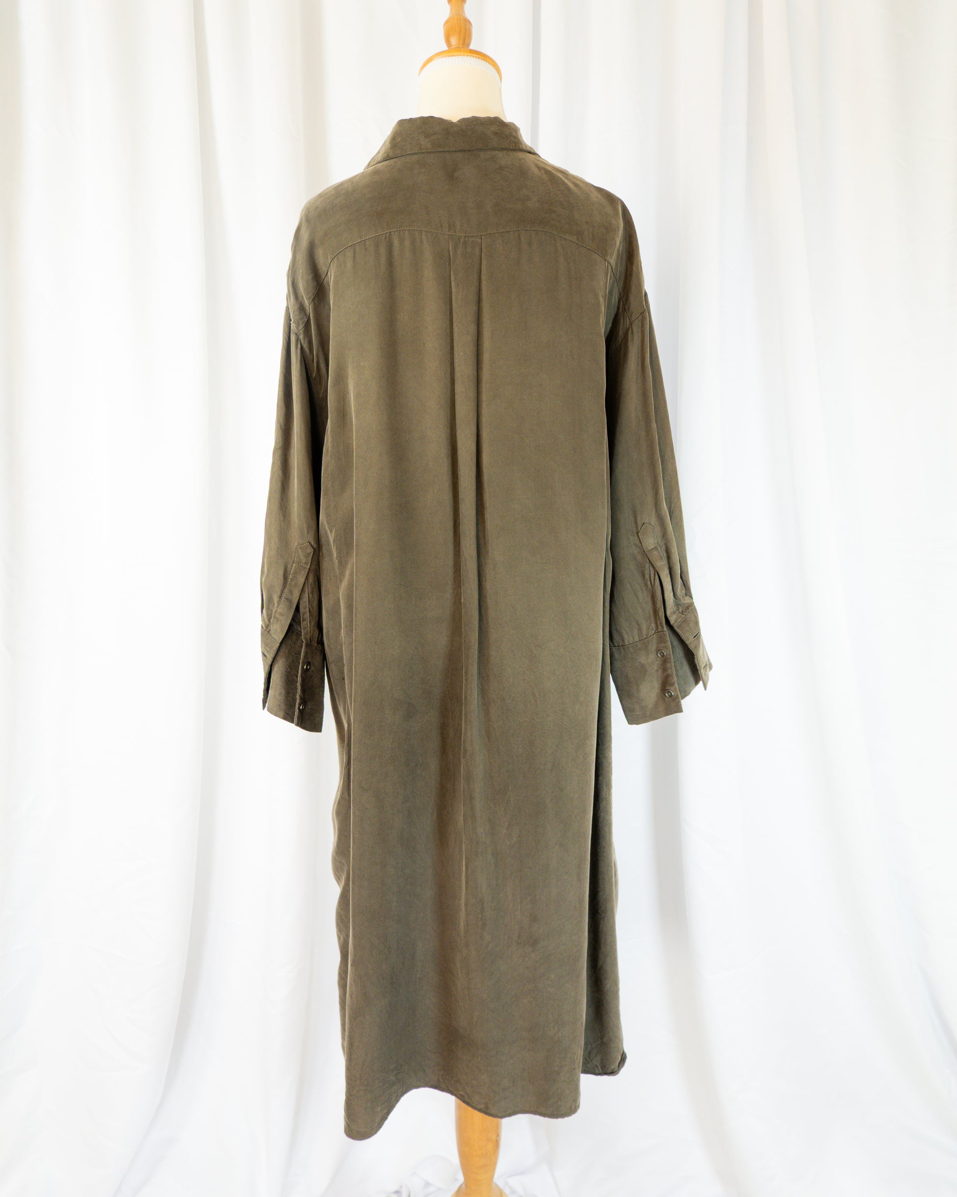 Vestido Camisero Satinado Khaki - “Bonjour Mon Amour” - La Reversa