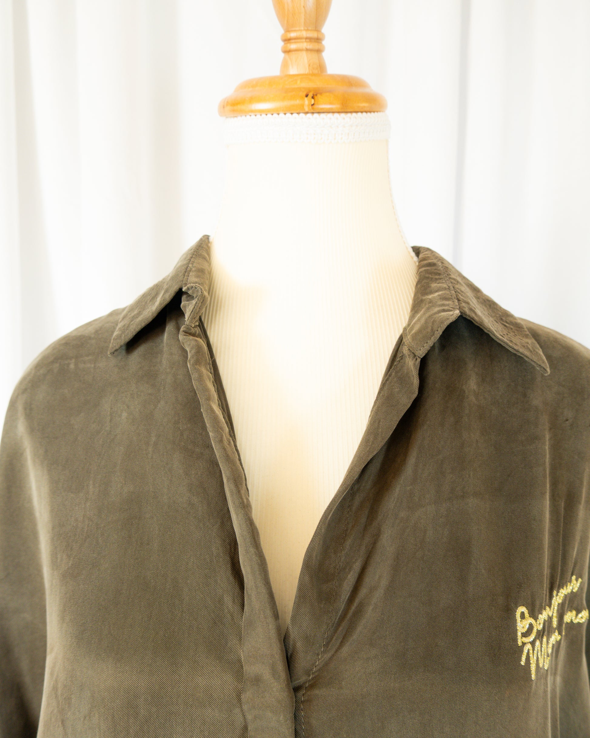 Vestido Camisero Satinado Khaki - “Bonjour Mon Amour” - La Reversa