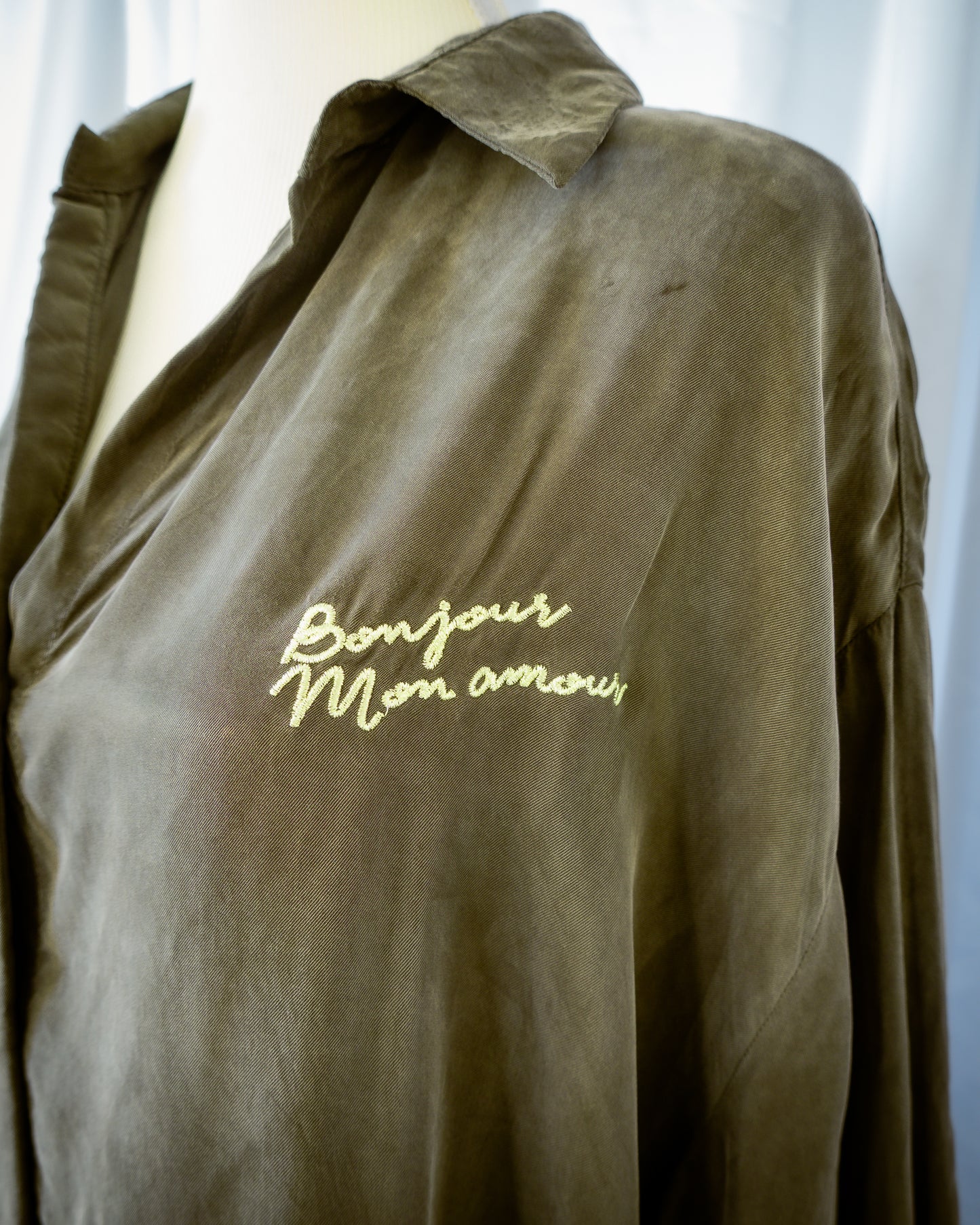 Vestido Camisero Satinado Khaki - “Bonjour Mon Amour” - La Reversa