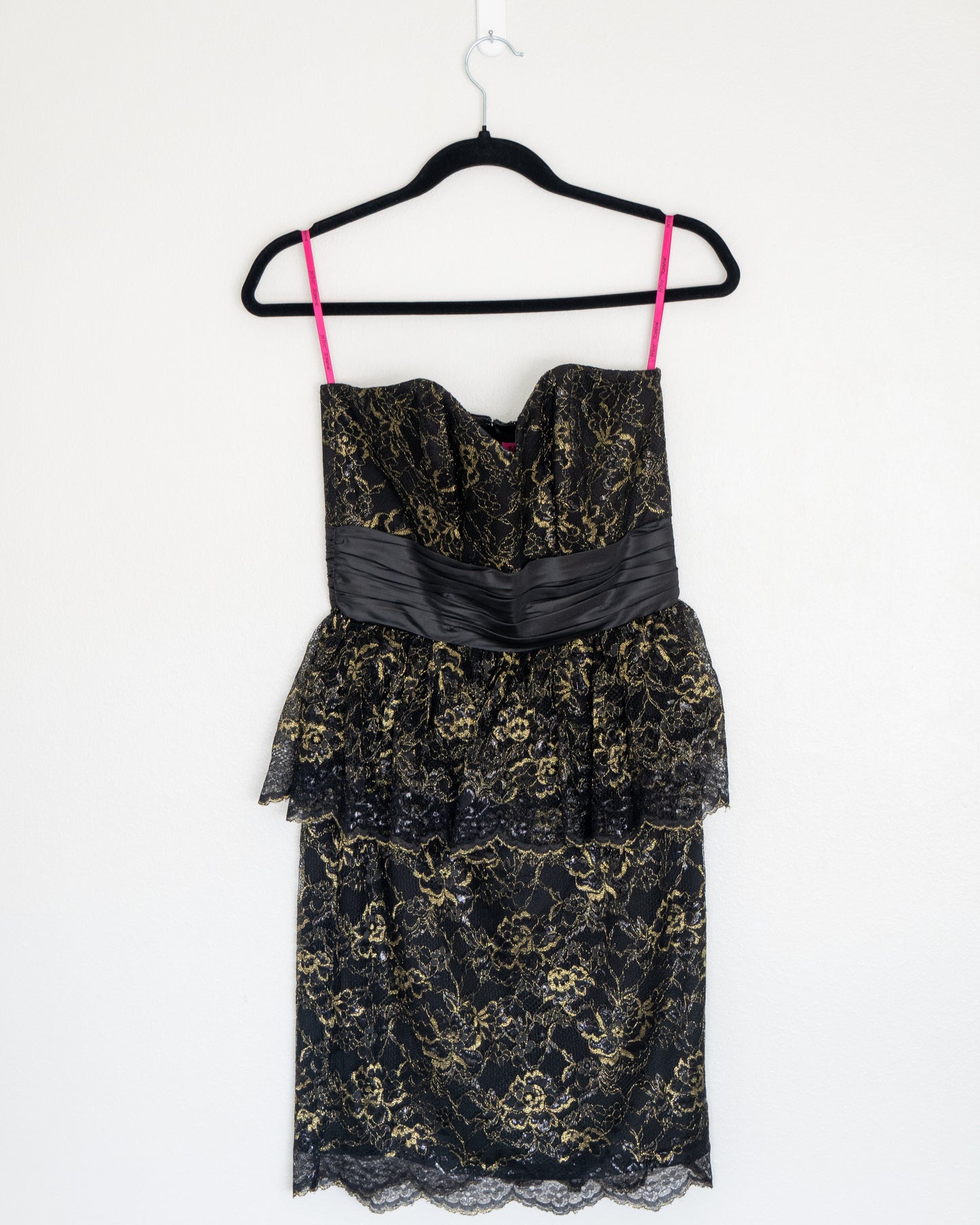 Vestido Encaje Negro & Dorado - Betsey Johnson - La Reversa