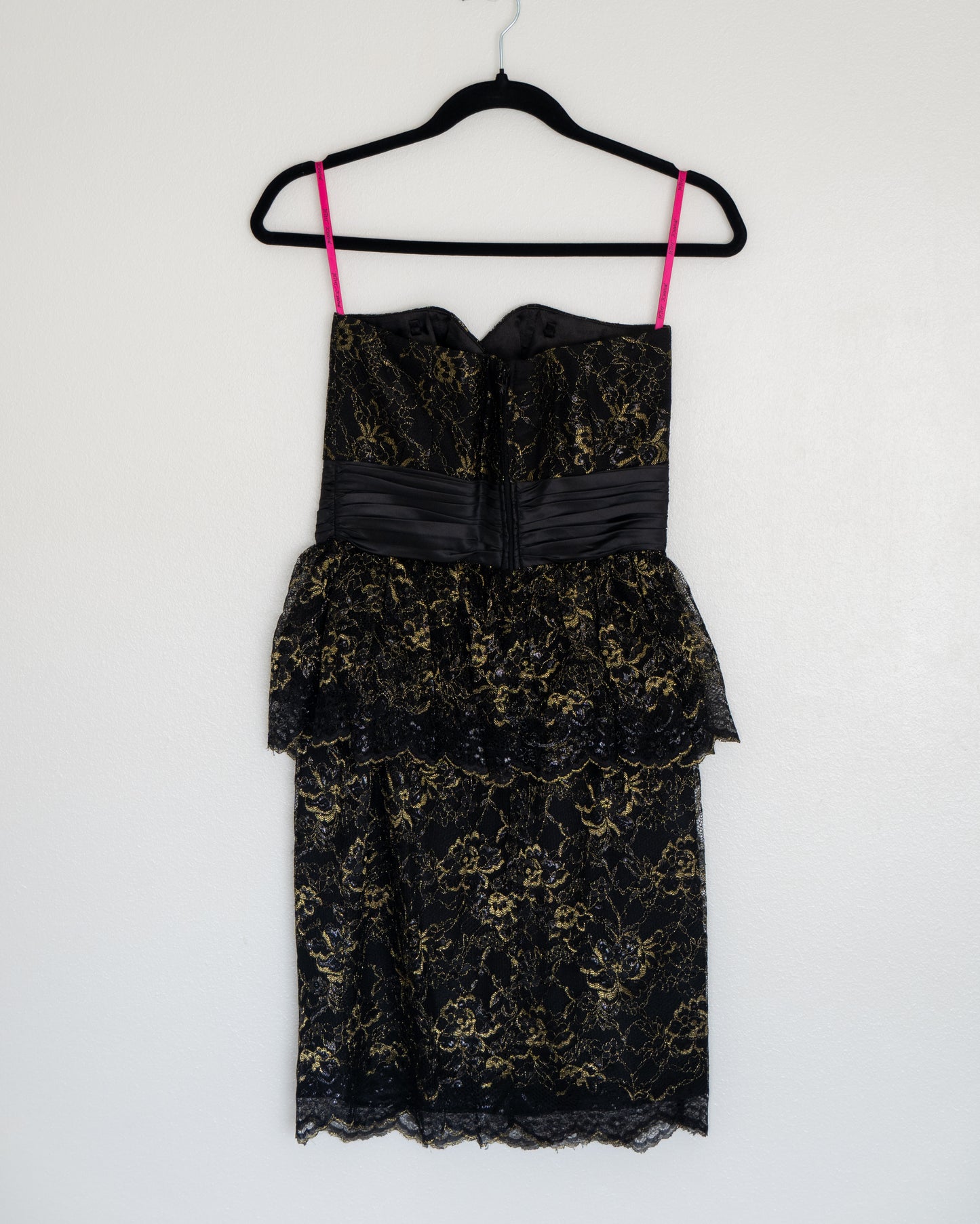 Vestido Encaje Negro & Dorado - Betsey Johnson - La Reversa