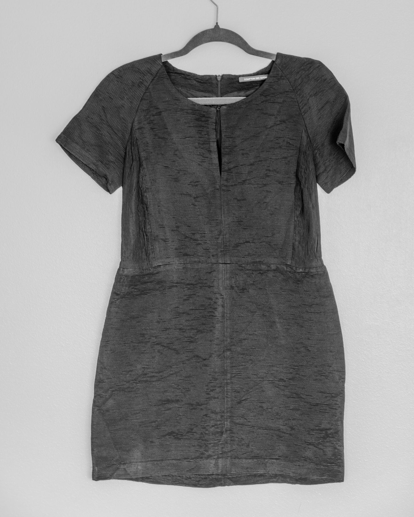 Vestido Estructurado Negro con Mini Plisado - Comptoir des Cotonniers - La Reversa