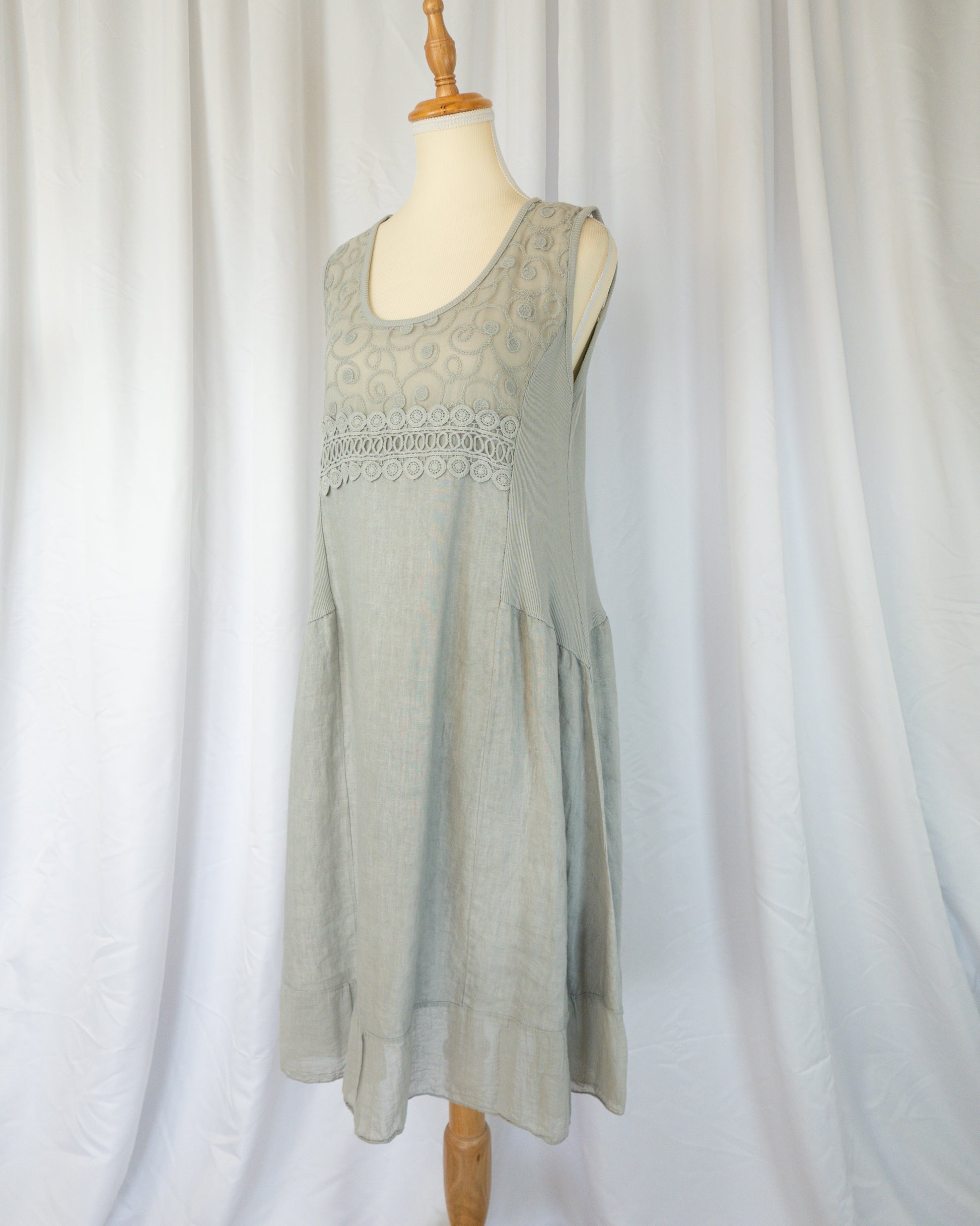 Vestido Italiano de Lino Bordado - La Reversa