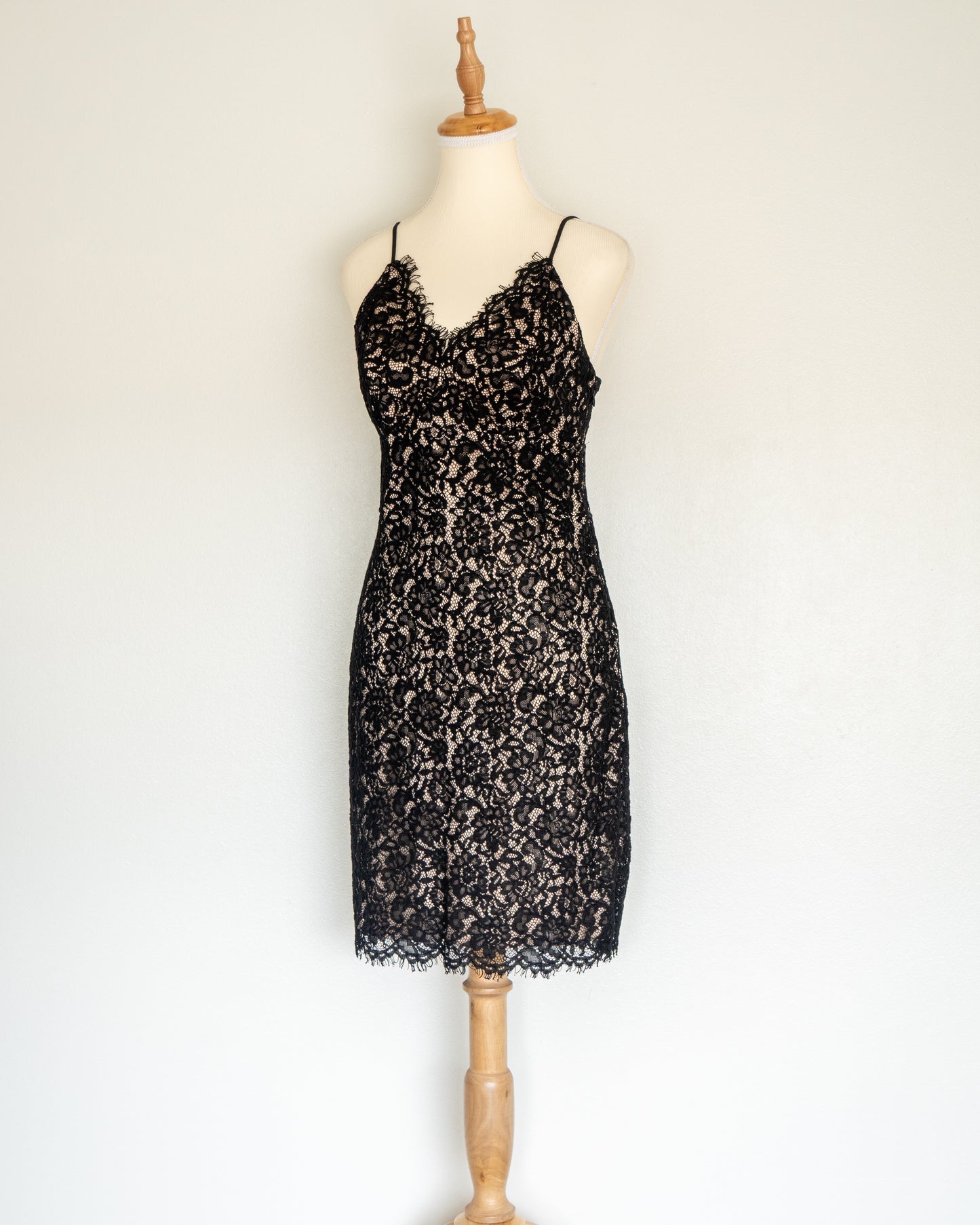 Vestido Lencero Encaje Negro - Express - La Reversa