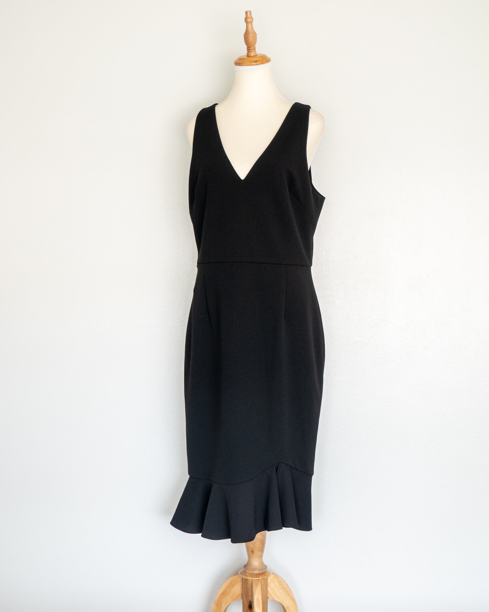 Vestido Midi Negro Estructurado - Betsey Johnson - La Reversa