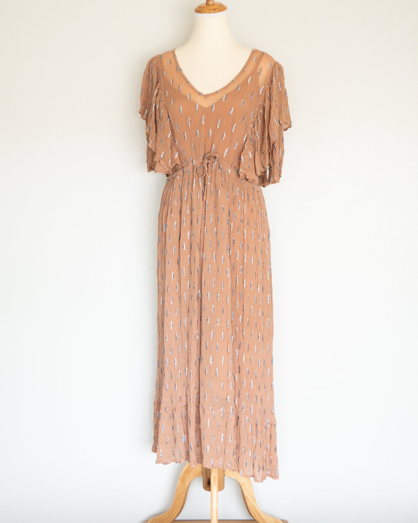 Vestido Midi Textura Arena con Brillo Sutil - Guido María K. for About You - La Reversa
