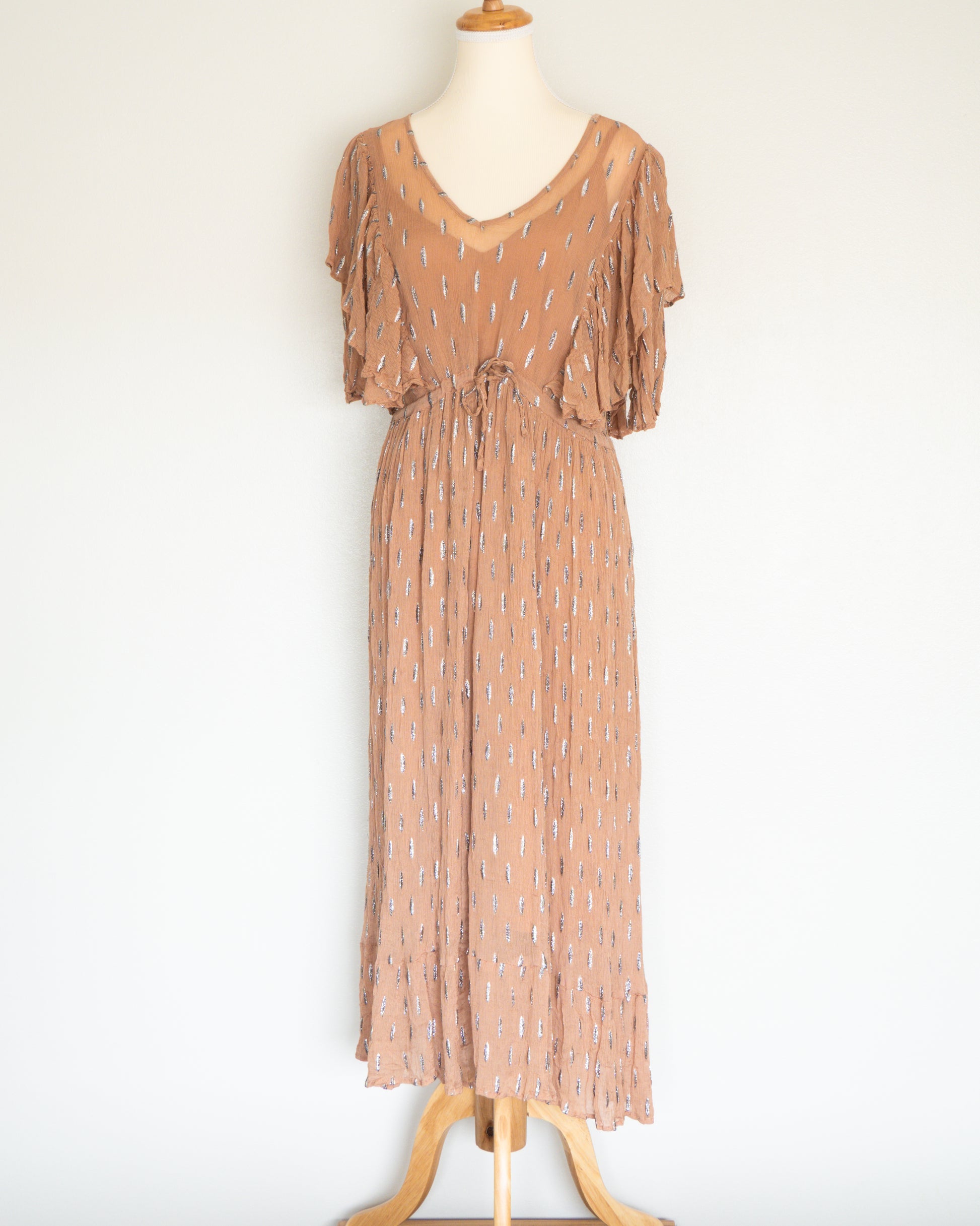 Vestido Midi Textura Arena con Brillo Sutil - Guido María K. for About You - La Reversa