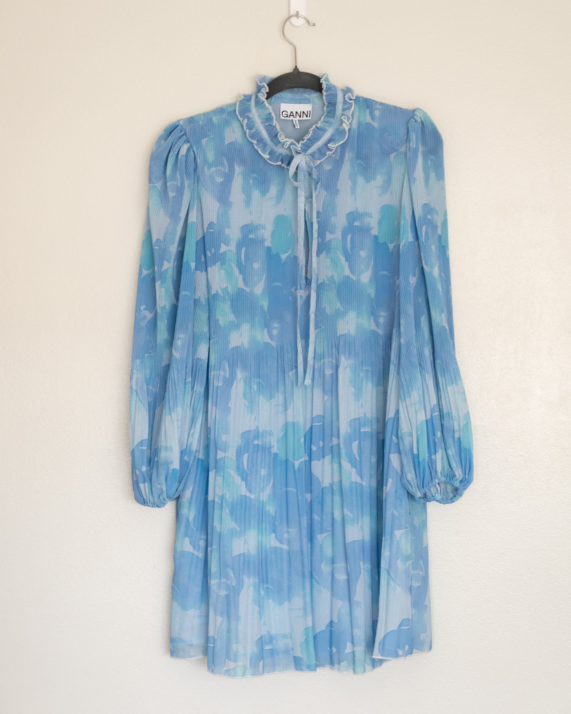 Vestido Plisado Celeste  - Ganni - La Reversa