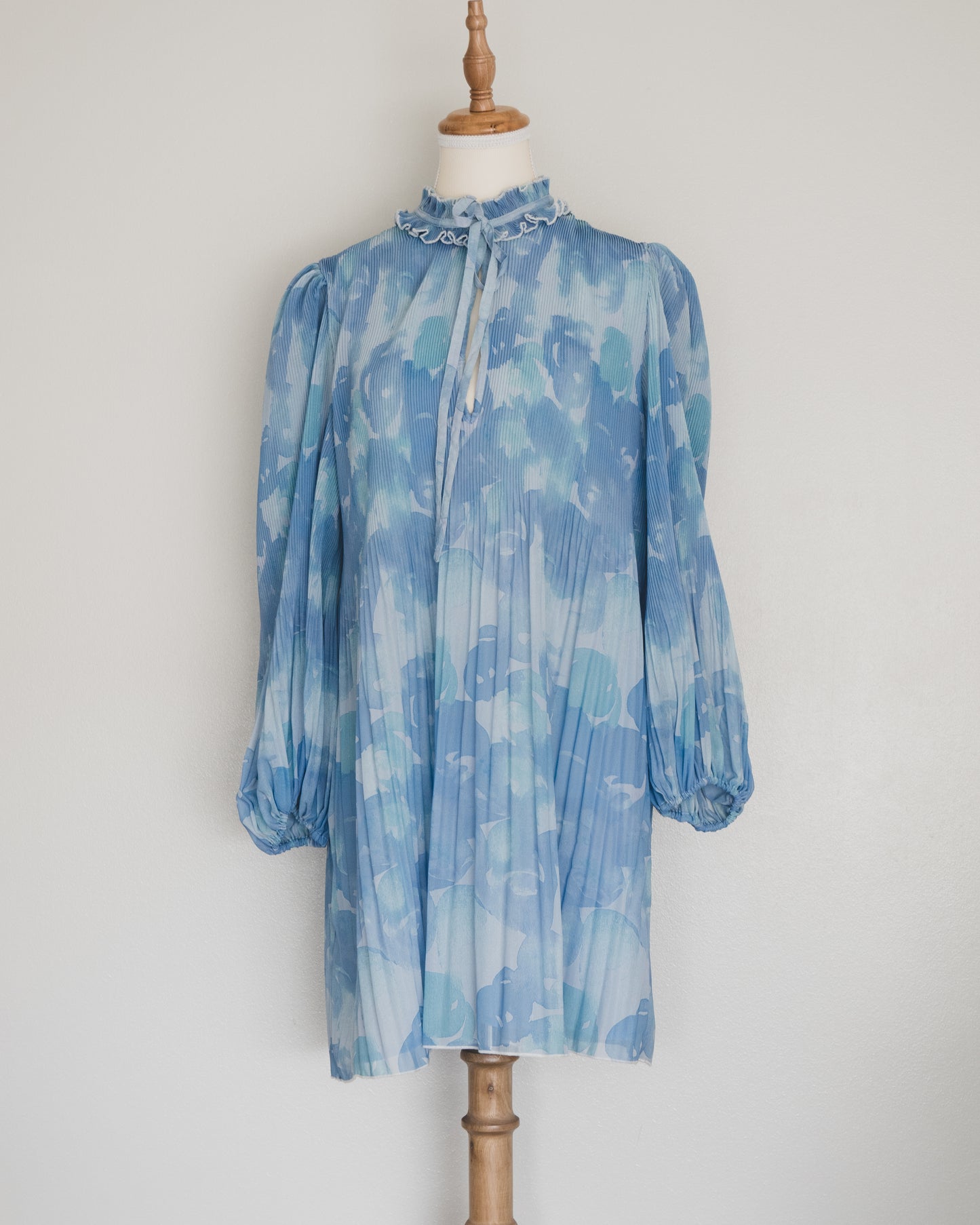 Vestido Plisado Celeste  - Ganni - La Reversa