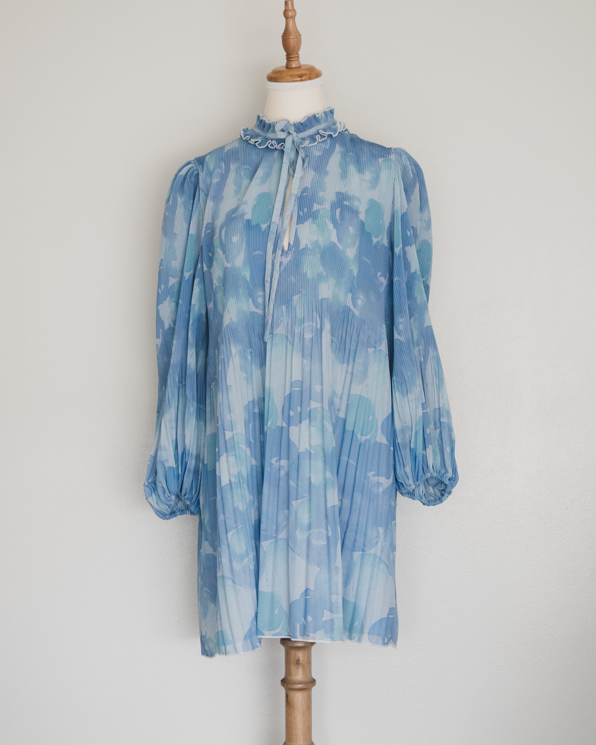 Vestido Plisado Celeste  - Ganni - La Reversa