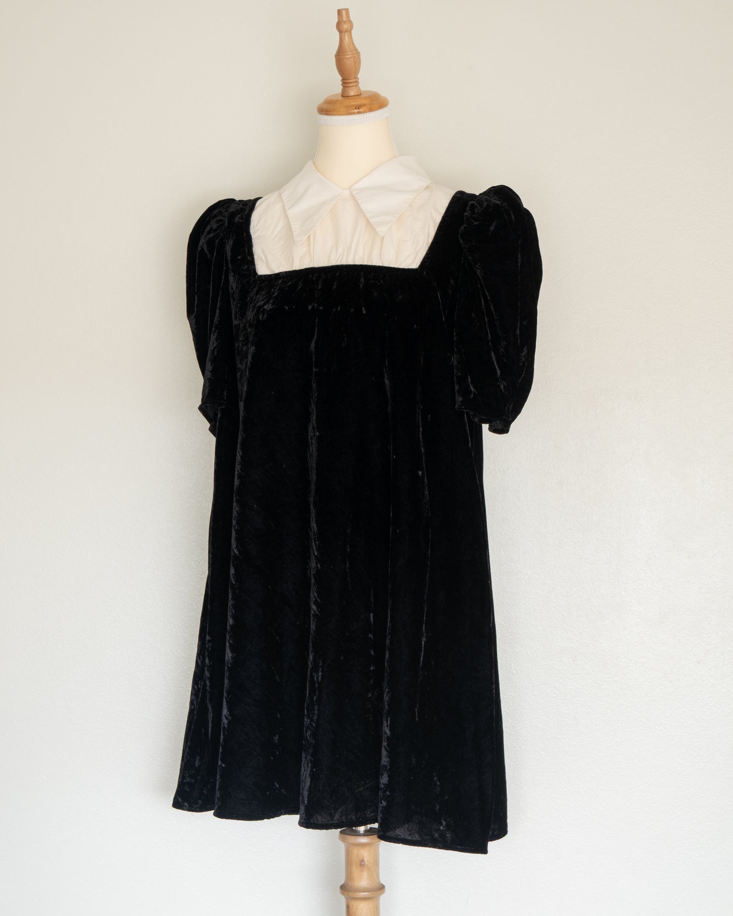Vestido Velvet Cuello Camisero Negro - & Other Stories - La Reversa