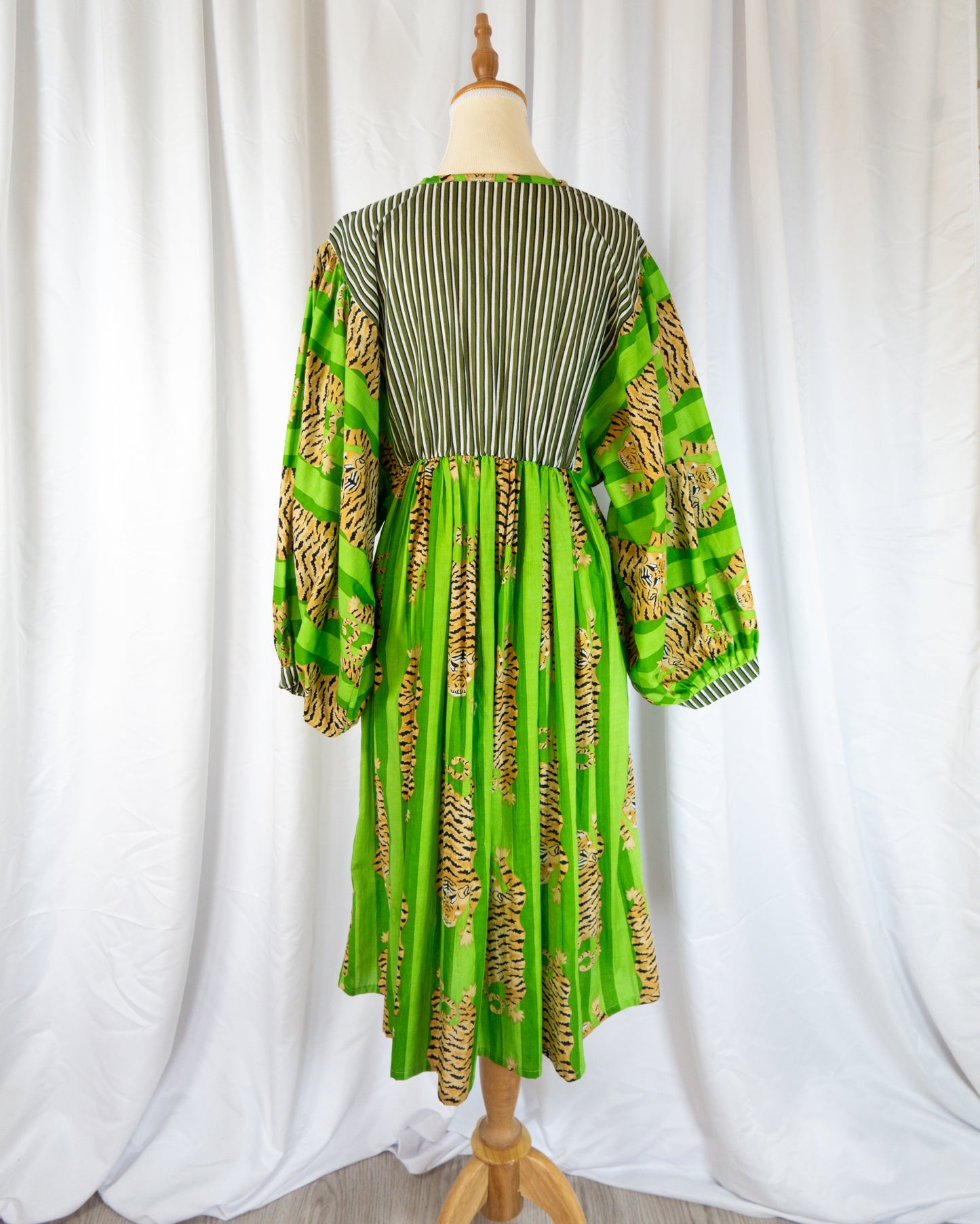 Vestido Verde Estampado - Alia Enterprises - La Reversa
